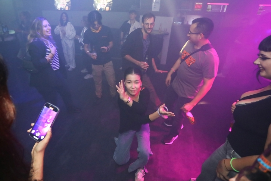 2025-09-27-club-aber-herzlich-eddi-0012.jpg 2025-09-27-club-aber-herzlich-eddi-0012.jpg