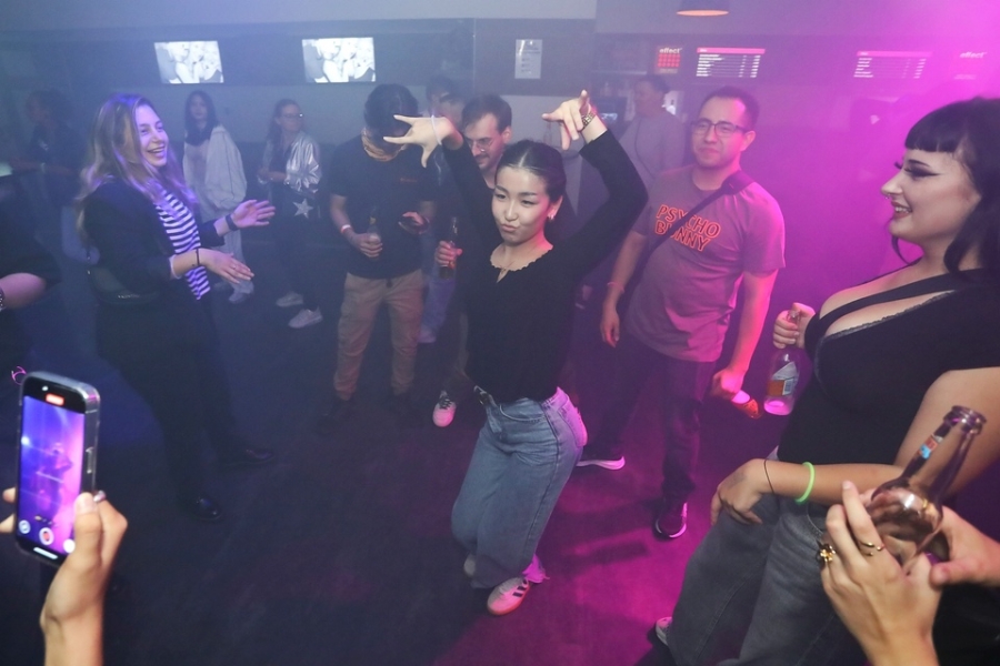 2025-09-27-club-aber-herzlich-eddi-0013.jpg 2025-09-27-club-aber-herzlich-eddi-0013.jpg