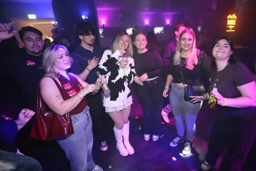 2025-10-04-club-aber-herzlich-eddi-0003.jpg 2025-10-04-club-aber-herzlich-eddi-0003.jpg