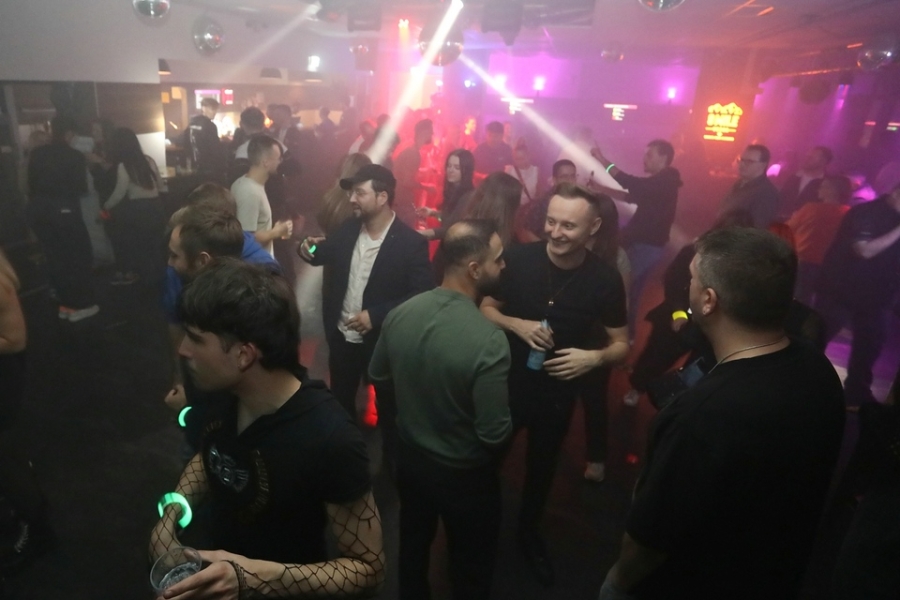 2025-10-04-club-aber-herzlich-eddi-0008.jpg 2025-10-04-club-aber-herzlich-eddi-0008.jpg