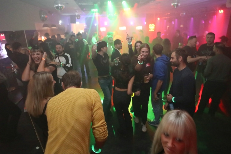 2025-10-04-club-aber-herzlich-eddi-0009.jpg 2025-10-04-club-aber-herzlich-eddi-0009.jpg