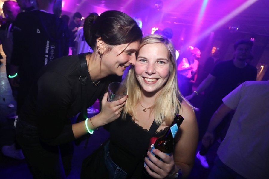 2025-10-04-club-aber-herzlich-eddi-0012.jpg 2025-10-04-club-aber-herzlich-eddi-0012.jpg