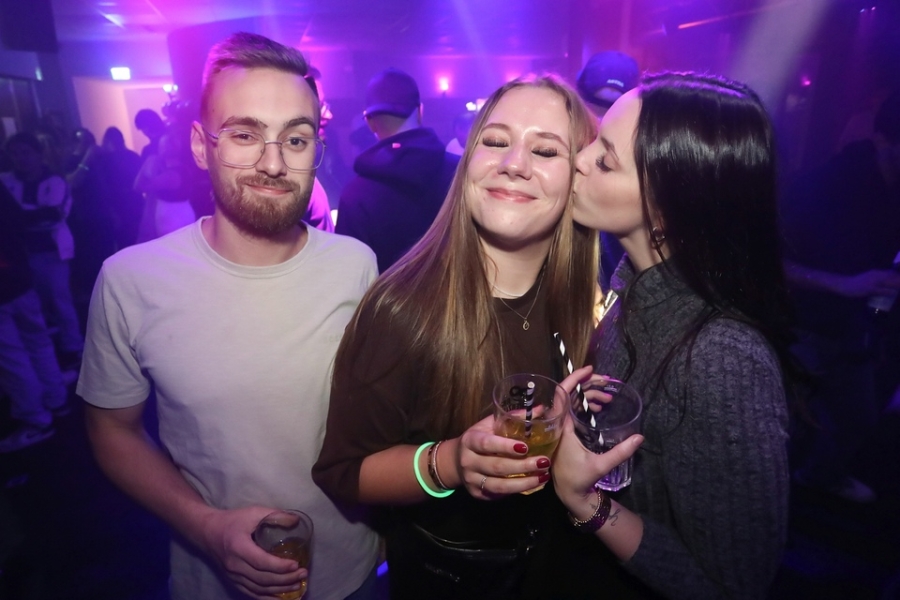 2025-10-04-club-aber-herzlich-eddi-0015.jpg 2025-10-04-club-aber-herzlich-eddi-0015.jpg