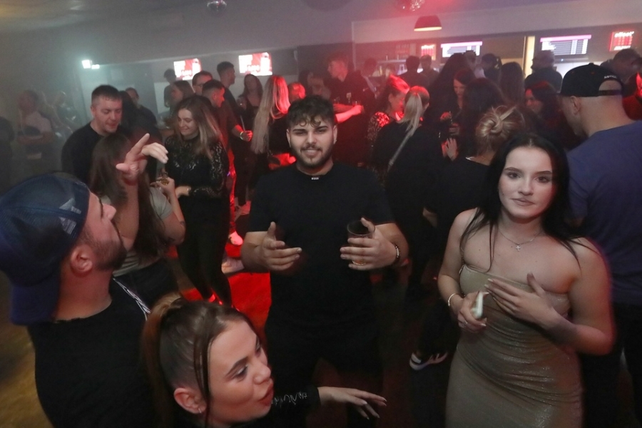 2025-10-04-club-aber-herzlich-eddi-0044.jpg 2025-10-04-club-aber-herzlich-eddi-0044.jpg