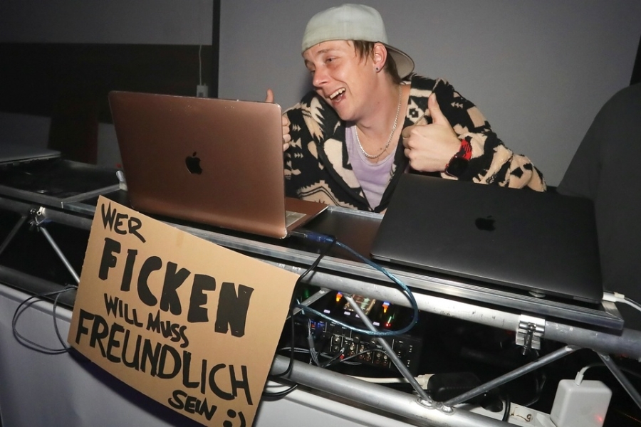 2025-10-04-club-aber-herzlich-eddi-0071.jpg 2025-10-04-club-aber-herzlich-eddi-0071.jpg