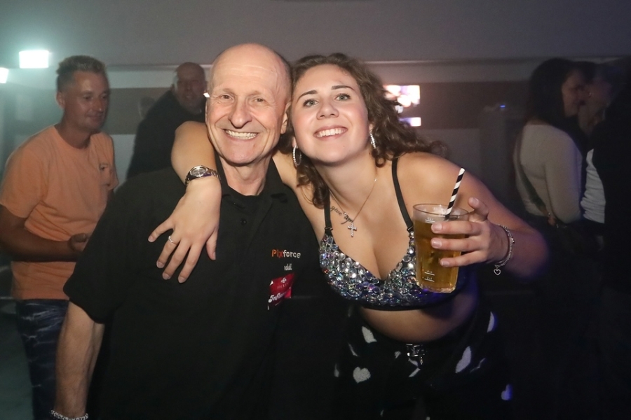 2025-10-04-club-aber-herzlich-eddi-0093.jpg 2025-10-04-club-aber-herzlich-eddi-0093.jpg