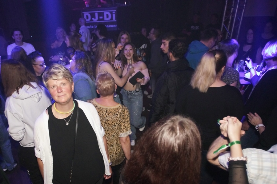 2024-10-19-flashback-party-naila-micha-0013.jpg