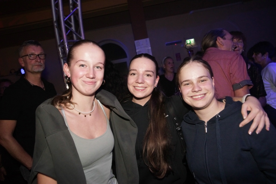 2024-10-19-flashback-party-naila-micha-0019.jpg