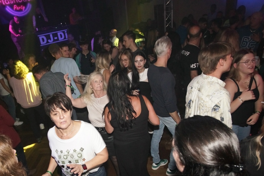 2024-10-19-flashback-party-naila-micha-0044.jpg