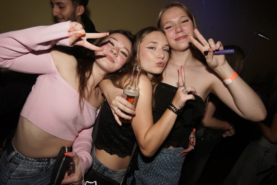 2024-10-19-flashback-party-naila-micha-0116.jpg