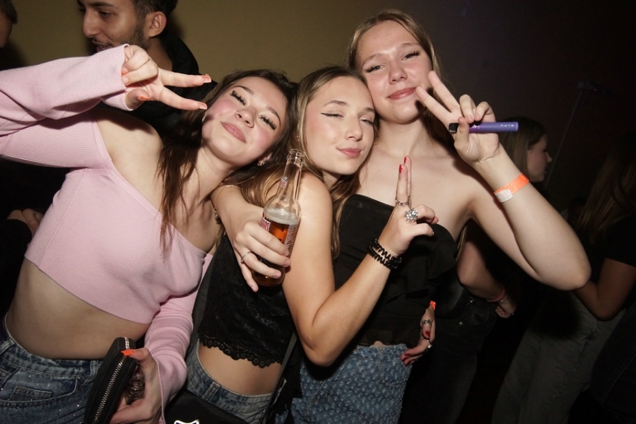 2024-10-19-flashback-party-naila-micha-0117.jpg