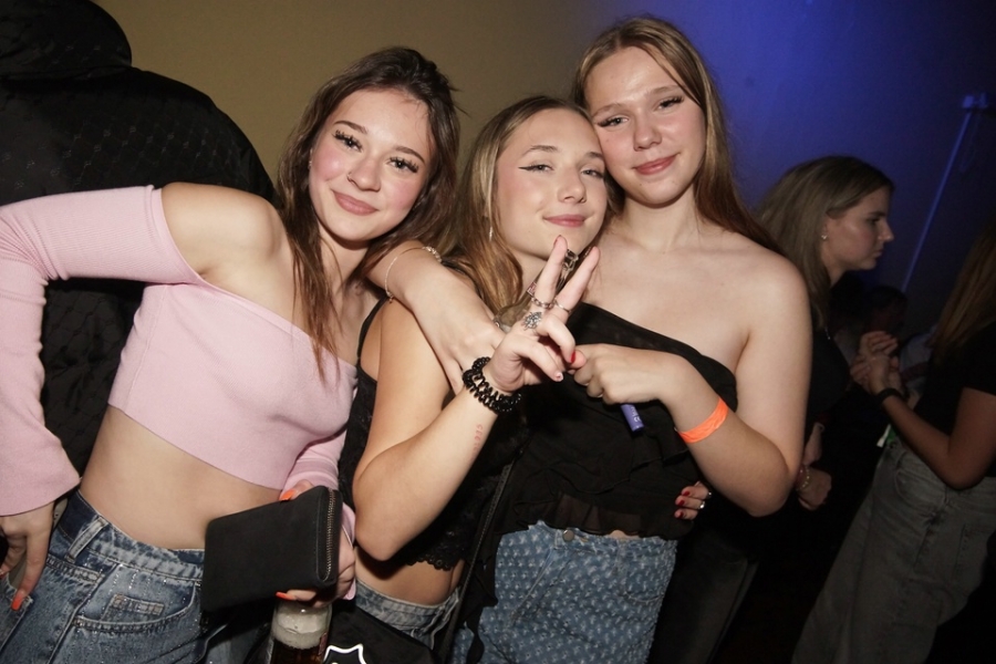 2024-10-19-flashback-party-naila-micha-0118.jpg