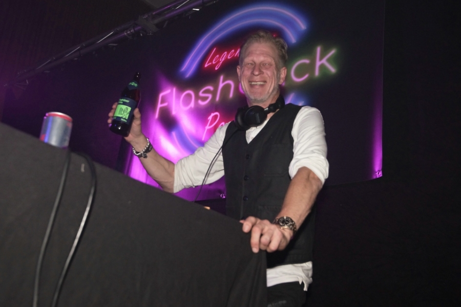 2024-10-19-flashback-party-naila-micha-0120.jpg