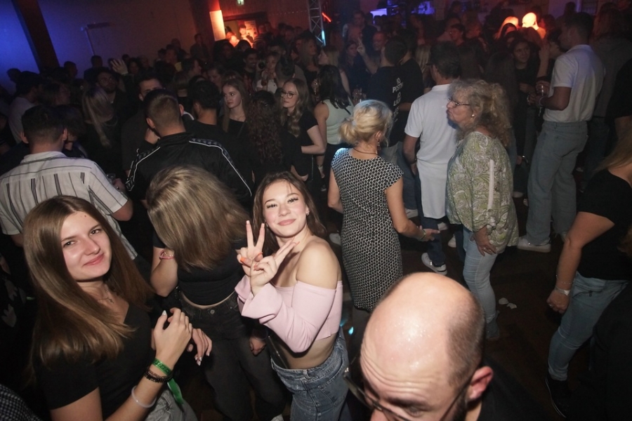 2024-10-19-flashback-party-naila-micha-0123.jpg