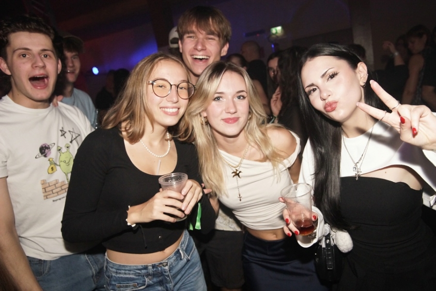 2024-10-19-flashback-party-naila-micha-0182.jpg