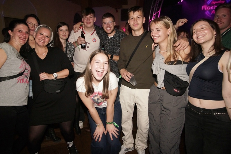 2024-10-19-flashback-party-naila-micha-0200.jpg